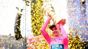 Senyum Lebar Jai Hindley Angkat Tropi Giro dItalia 2022