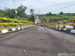 Potret Jembatan Kacangan Gresik Ambruk-Jalur Alternatif Rusak Parah