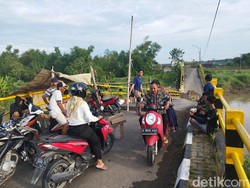 Alasan Warga Nekat Lewat Jembatan Kacangan Gresik yang Ambruk