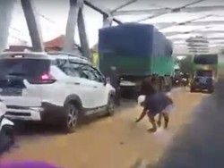 Viral Biji Jagung Tumpah di Jembatan Jadi Rebutan Warga Pasuruan