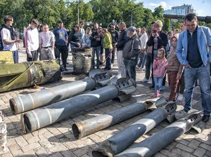 Kala Rudal Rusia Jadi Tontonan Warga Ukraina Kala Rudal Rusia Jadi Tontonan Warga Ukraina