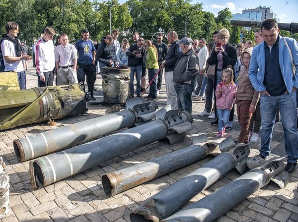 Kala Rudal Rusia Jadi Tontonan Warga Ukraina