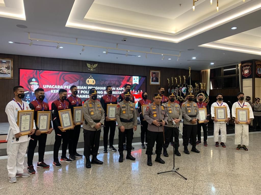 Kapolri Beri Penghargaan ke 15 Anggota Polri Berprestasi di SEA Games