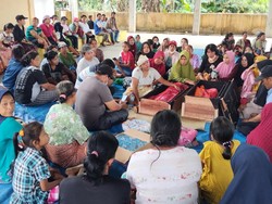 Ibu Dua Bocah Korban Kebakaran di Asahan Tangisi Jasad Anaknya