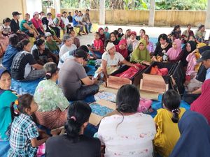 Ibu Dua Bocah Korban Kebakaran di Asahan Tangisi Jasad Anaknya Ibu Dua Bocah Korban Kebakaran di Asahan Tangisi Jasad Anaknya