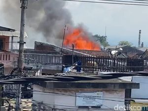 Rumah Warga Kota Malang Terbakar Gegara Kemenyan Rumah Warga Kota Malang Terbakar Gegara Kemenyan