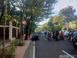 Truk Kelebihan Muatan Ngetrail Bikin Macet Kusuma Bangsa Surabaya