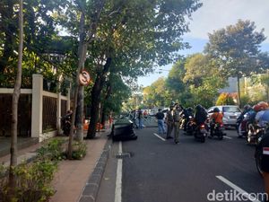 Truk Kelebihan Muatan Ngetrail Bikin Macet Kusuma Bangsa Surabaya Truk Kelebihan Muatan Ngetrail Bikin Macet Kusuma Bangsa Surabaya