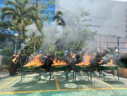 Kejari Jakpus Musnahkan Barang Bukti, Puluhan Kilogram Narkoba Dibakar