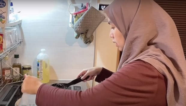 Keseharian Mami Citra memasak untuk keluarga/ Foto: youtube.com/cameraku dijepang Keseharian Mami Citra memasak untuk keluarga/ Foto: youtube.com/cameraku dijepang