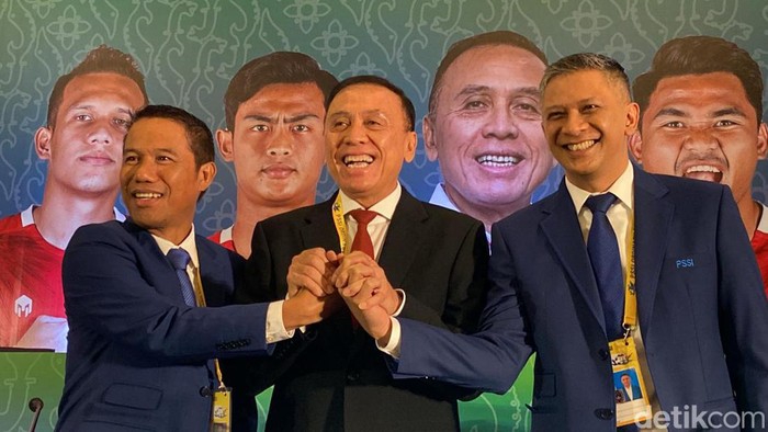 Ketum PSSI M Iriawan bersama Sekjen dan Waketum PSSI.