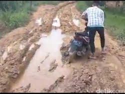 Jalan di Sampang Ini Rusaknya Parah Banget, Banyak Warga Jatuh Berkubang Lumpur
