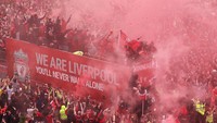 Parade Liverpool ini juga dihadiri ribuan penggemar Si Merah yang mengiringi bus. (Foto: Getty Images/Lewis Storey)