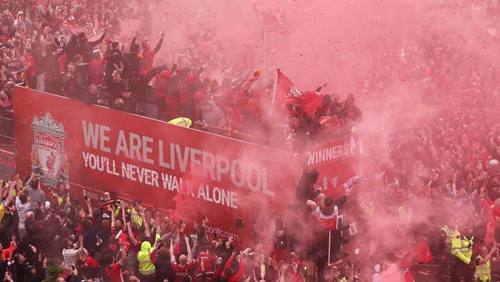 LIVERPOOL, ENGLAND - MAY 29: Players of Liverpool celebrate with their trophies during the Liverpool Trophy Parade on May 29, 2022 in Liverpool, England. (Photo by Lewis Storey/Getty Images)