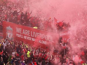 Meriahnya Parade Bus Terbuka Liverpool dengan Dua Trofinya