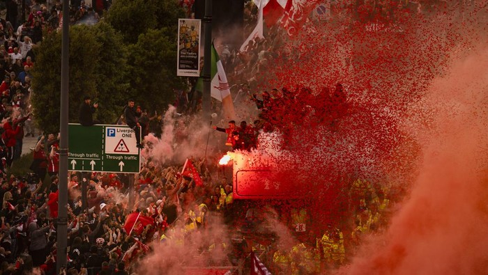 Liverpool Liverpool fans celebrate as the mens team bus goes past during the trophy parade in Liverpool. Picture date: Sunday May 29, 2022. (Photo by Danny Lawson/PA Images via Getty Images)