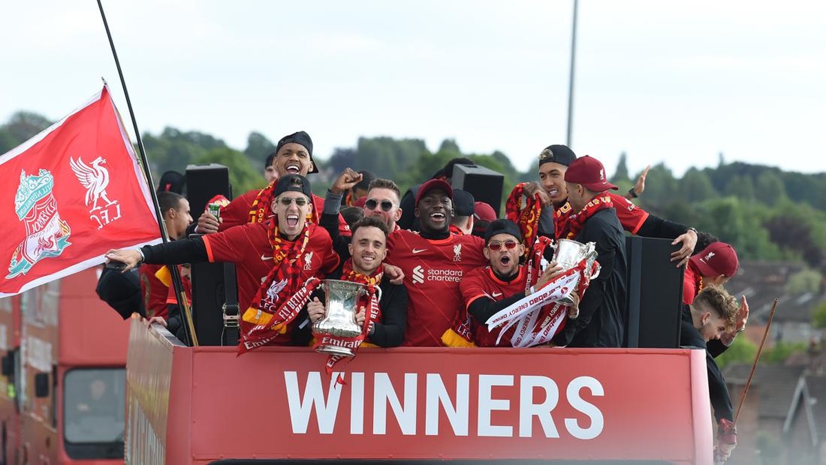 Liverpool merayakan dua titel musim 2021/2022 bersama para suporter. (Foto: Liverpool FC via Getty Images/John Powell)