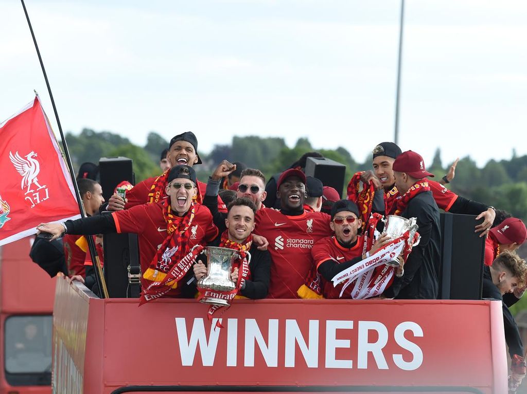 Foto Arak-arakan Liverpool Pamer Trofi Carabao Cup dan Piala FA Foto Arak-arakan Liverpool Pamer Trofi Carabao Cup dan Piala FA