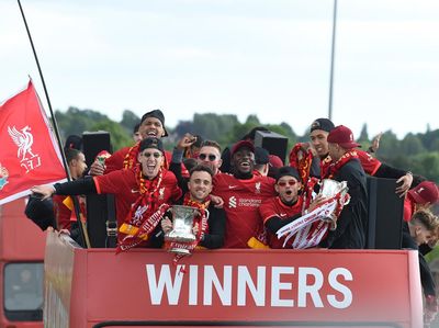 Foto Arak-arakan Liverpool Pamer Trofi Carabao Cup dan Piala FA