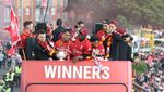 Foto Arak-arakan Liverpool Pamer Trofi Carabao Cup dan Piala FA