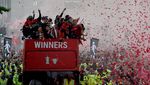 Foto Arak-arakan Liverpool Pamer Trofi Carabao Cup dan Piala FA