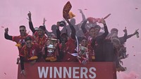Asap merah mewarnai jalannya parade juara Liverpool. (Foto: AFP via Getty Images/OLI SCARFF)