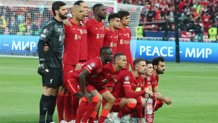 PARIS, FRANCE - MAY 28: Team Liverpool poses before the UEFA Champions League final match between Liverpool FC and Real Madrid at Stade de France on May 28, 2022 in Saint-Denis near Paris, France. (Photo by John Berry/Getty Images)