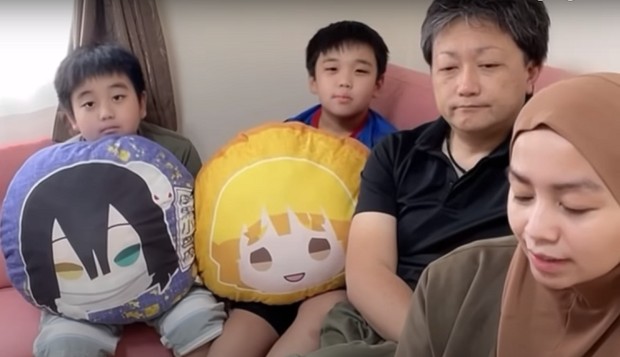 Mami Citra dengan suami dan dua putranya/ Foto: youtube.com/cameraku dijepang Mami Citra dengan suami dan dua putranya/ Foto: youtube.com/cameraku dijepang