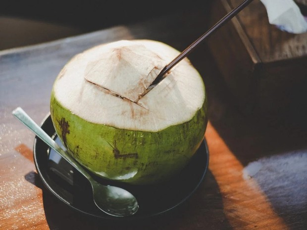 Manfaat air kelapa untuk menghindari dehidrasi pada tubuh/Foto: pexels.com/Thunyarat Klaiklang