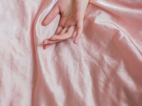 Menggunakan Sarung Bantal Sutra