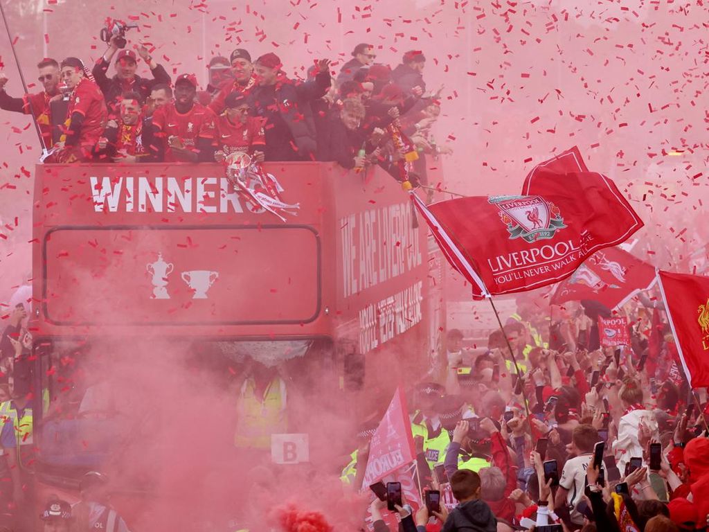 Merah Meriah! Suporter Berjubel Rayakan Parade Liverpool