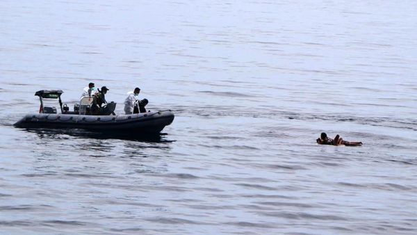 Momen Evakuasi Korban KM Ladang Pertiwi di Selat Makassar