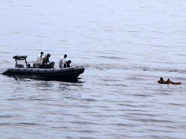 Momen Evakuasi Korban KM Ladang Pertiwi di Selat Makassar