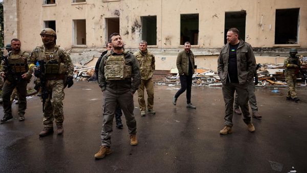 Momen Presiden Ukraina Melihat Dampak Kerusakan Perang di Kharkiv