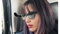 Gaya Seksi Nia Ramadhani di Pinggir Kapal, Tangan Penuh Plester Curi Atensi
