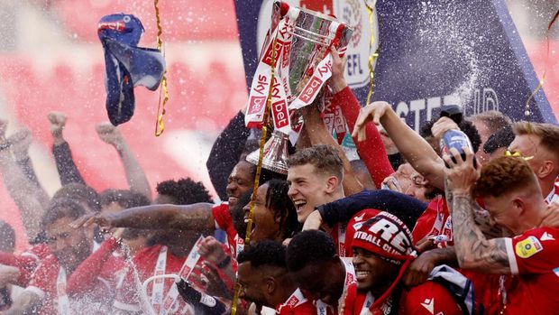 Soccer Football - Championship Play-Off Final - Huddersfield Town v Nottingham Forest - Wembley Stadium, London, Britain - May 29, 2022 Nottingham Forest players celebrate with the trophy after winning the Championship Play-Off Final Action Images via Reuters/Andrew Couldridge