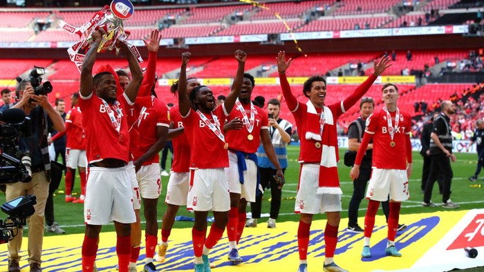 LONDON, ENGLAND - MAY 29: Xande Silva of Nottingham Forest celebrates with the trophy and team mates following their sides victory in the Sky Bet Championship Play-Off Final match between Huddersfield Town and Nottingham Forest at Wembley Stadium on May 29, 2022 in London, England. (Photo by Christopher Lee/Getty Images)