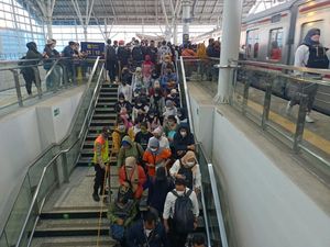 Stasiun Manggarai Padat, Penumpang Diimbau Trasit di Duri-Kampung Bandan