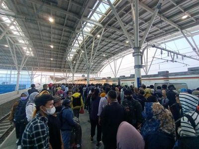Padatnya Stasiun Manggarai di Jam Pulang Kerja Imbas Rute Baru KRL
