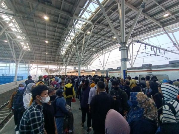 Padatnya Stasiun Manggarai di Jam Pulang Kerja Imbas Rute Baru KRL