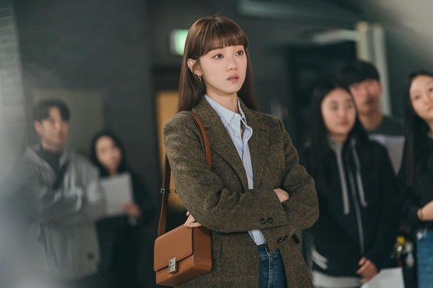 Penampilan Oh Han Byul dalam gaya formal