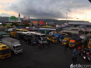 Pelabuhan Ketapang Banyuwangi Sempat Ditutup 5 Jam, Kendaraan Menumpuk Pelabuhan Ketapang Banyuwangi Sempat Ditutup 5 Jam, Kendaraan Menumpuk