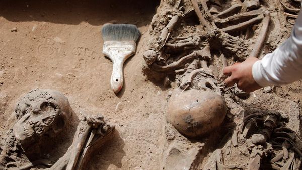 Potret Arkeolog Temukan Kuburan Kuno Pertama di Kota Lima