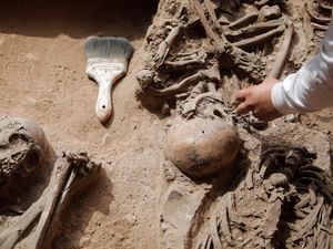 Potret Arkeolog Temukan Kuburan Kuno Pertama di Kota Lima