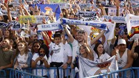 Sorak sorai para pendukung Real Madrid pun terdengar ketika bus yang membawa para pemain, pelatih, dan ofisial itu melintasi jalanan kawasan Madrid. REUTERS/Marcelo Del Pozo.