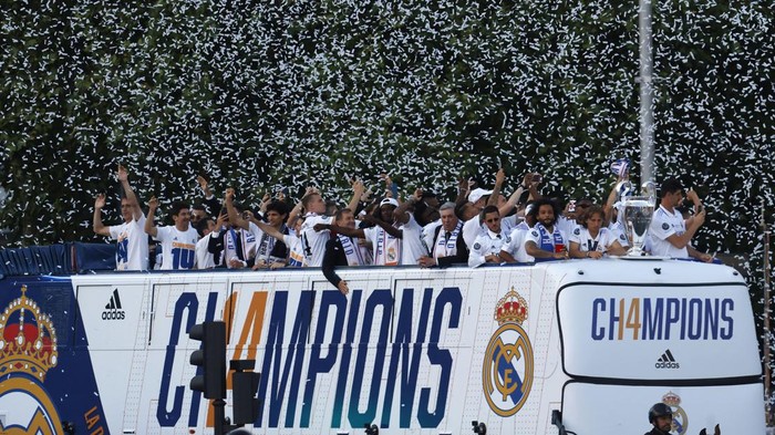 Real Madrid sukses meraih gelar juara Liga Champions 2021/2022 usai tumbangkan Liverpool 1-0. Merayakan kemenangan itu, El Real berpesta di jalanan kota Madrid.