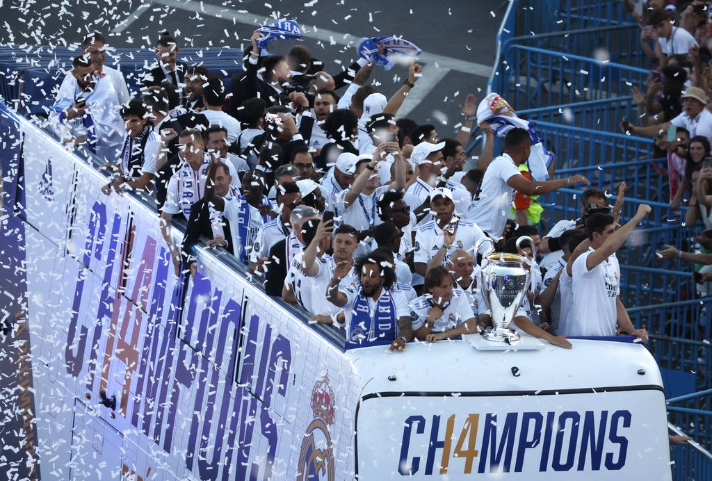 Real Madrid sukses meraih gelar juara Liga Champions 2021/2022 usai tumbangkan Liverpool 1-0. Merayakan kemenangan itu, El Real berpesta di jalanan kota Madrid.