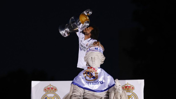 Real Madrid sukses meraih gelar juara Liga Champions 2021/2022 usai tumbangkan Liverpool 1-0. Merayakan kemenangan itu, El Real berpesta di jalanan kota Madrid.