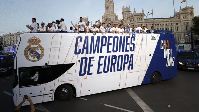 Potret Pesta Kemenangan Real Madrid Usai Juara Liga Champions Real Madrid sukses meraih gelar juara Liga Champions 2021/2022 usai tumbangkan Liverpool 1-0. Merayakan kemenangan itu, El Real berpesta di jalanan kota Madrid.