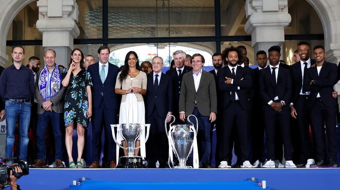 MADRID, SPAIN - MAY 29: Real Madrid players pose with Mayor of Madrid José Luis Martínez-Almeida during the celebration of the recent win of the UEFA Champions League title at City Hall on May 29, 2022 in Madrid, Spain. (Photo by Victor Carretero/Real Madrid via Getty Images)